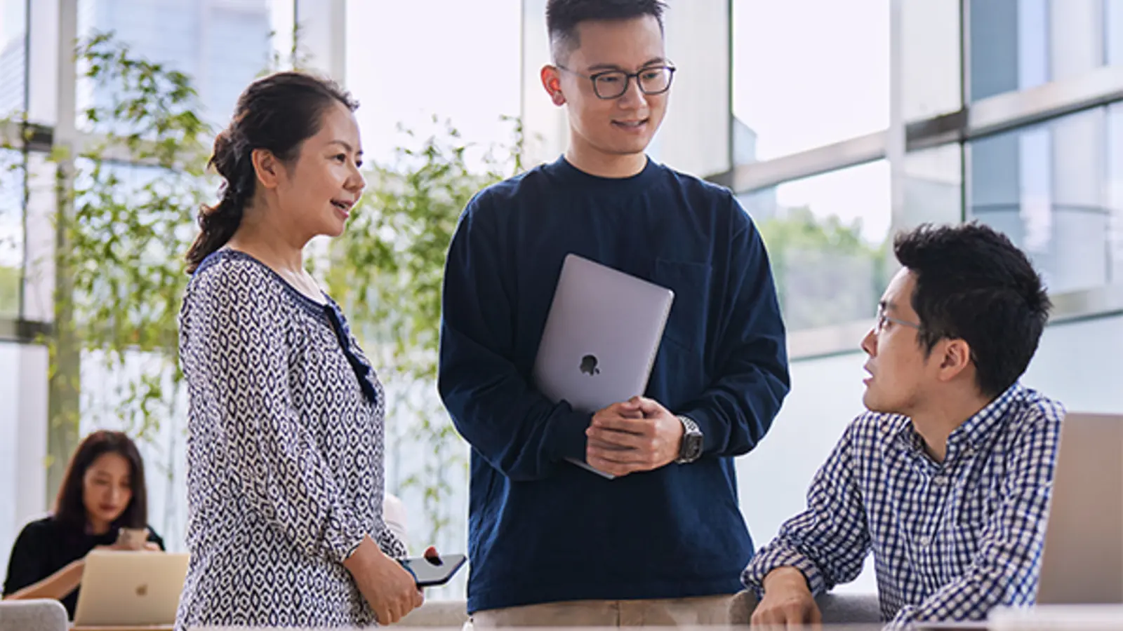 Apple 中国团队在开放办公空间交流